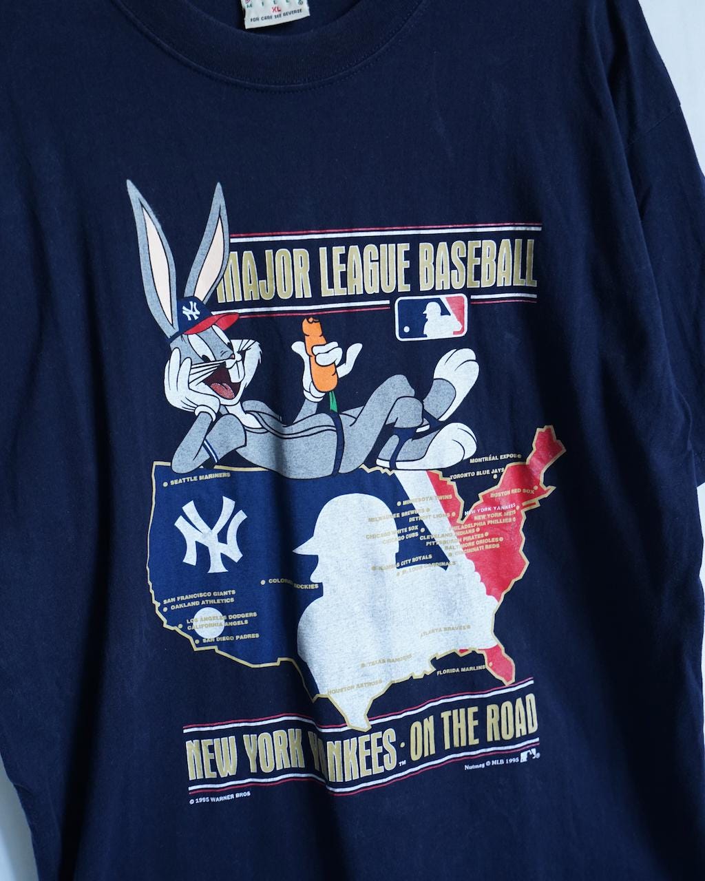 Vintage 1995 New York Yankees Bugs Bunny Looney Tunes T-Shirt
