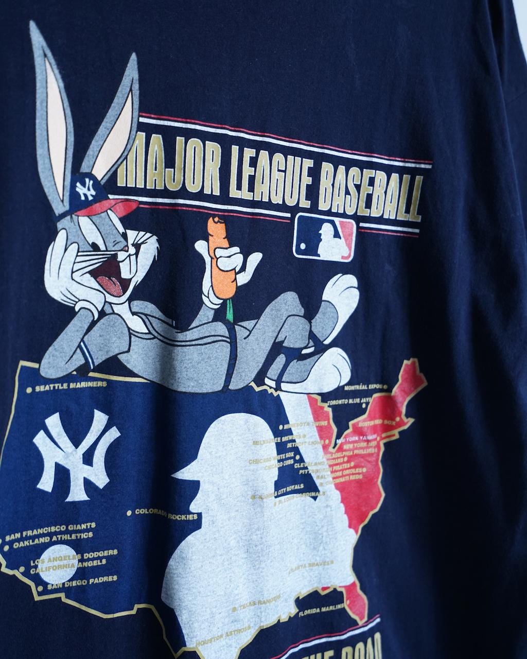 Vintage 1995 New York Yankees Bugs Bunny Looney Tunes T-Shirt