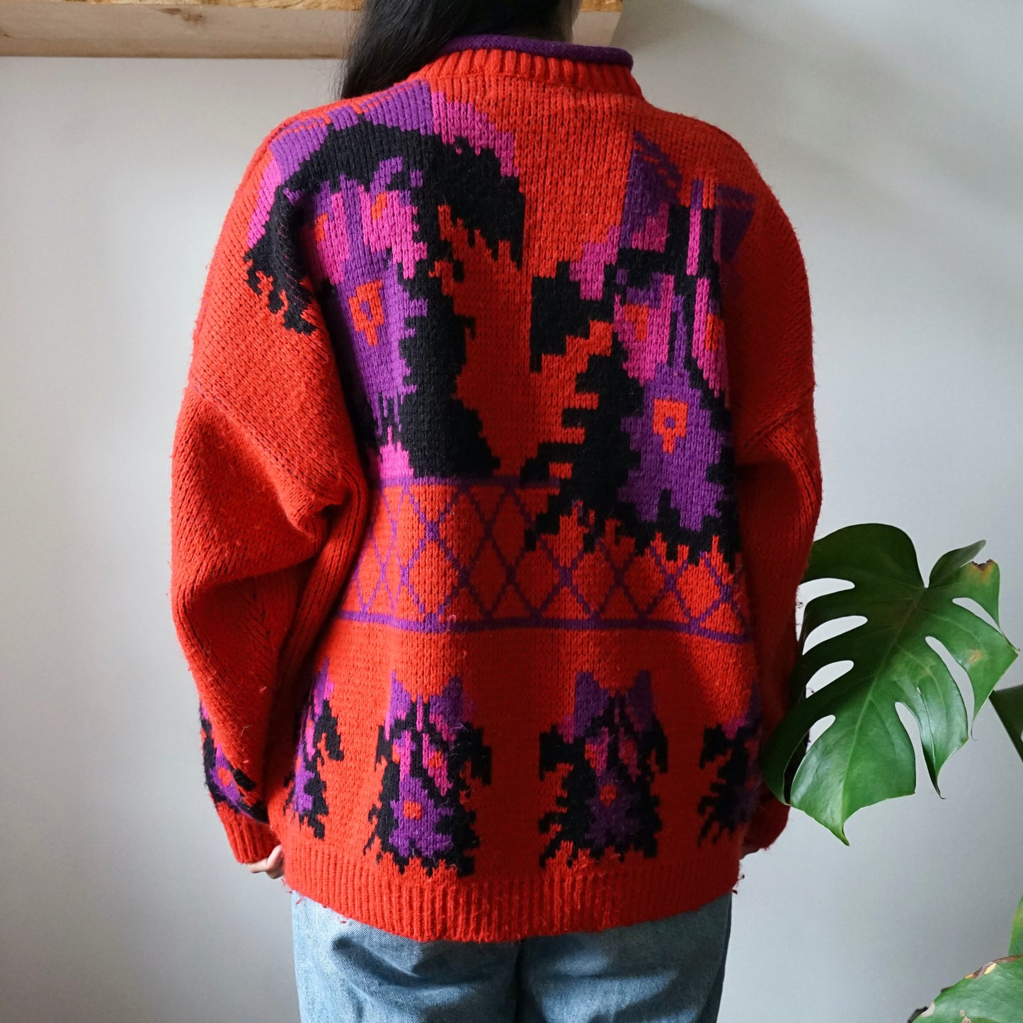 Vintage red Pullover Size M-L embroidery details